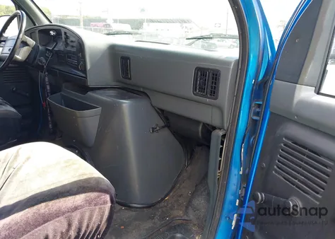 1996 Ford Econoline E350 Super Duty z USA, uszkodzony, nr VIN 1FBJS31H2THB39531